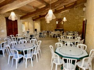 mise en situation salle pour 100 personnes avec piste de danse