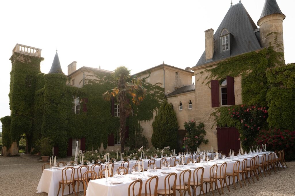 Château Sentout- Cour d'honneur- repas- photographe ©Victoria Hebrard Photography
