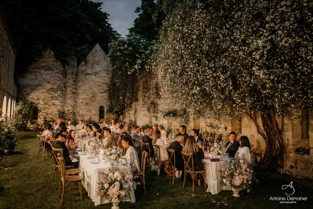 Repas dans le cloître avec les arches illuminées Château Sentout